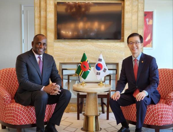 Bang Moon-kyu (R), South Korea's minister for government policy coordination, holds bilateral talks with Dominica Prime Minister Roosevelt Skerrit on the sidelines of the summit of Caribbean Community member nations on Feb. 15, 2023, in this photo provided by Bang's office. (PHOTO NOT FOR SALE) (Yonhap)