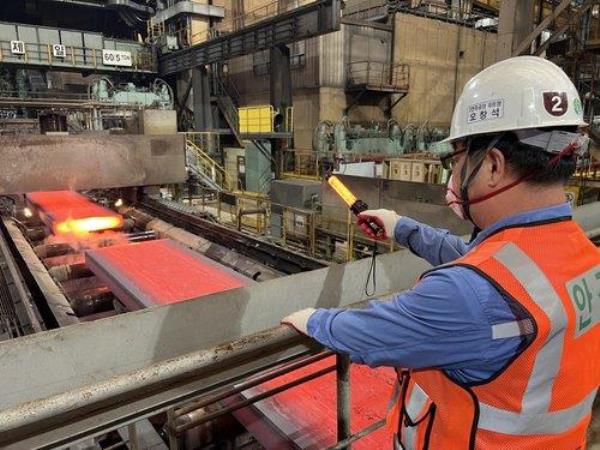 This file photo, provided by POSCO on Sept. 13, 2022, shows a factory of the steelmaker in the southeastern port city of Pohang. (PHOTO NOT FOR SALE) (Yonhap) 