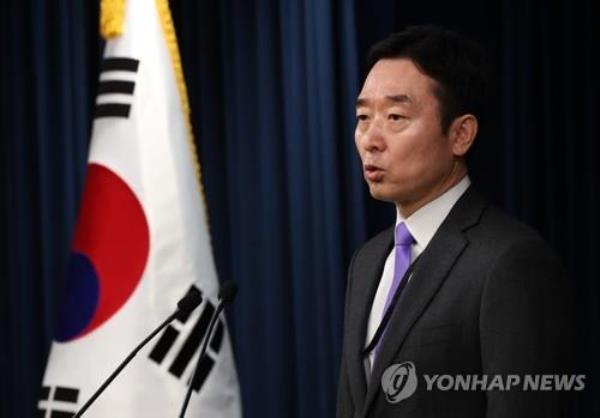 Lee Do-woon, tapped as President Yoon Suk Yeol's new spokesperson, speaks to reporters at the presidential office in Seoul on Feb. 5, 2023. (Yonhap) 