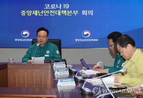 Health Minister Cho Kyoo-hong presides over a meeting with health authorities on COVID-19 on March 3, 2023. (Yonhap)