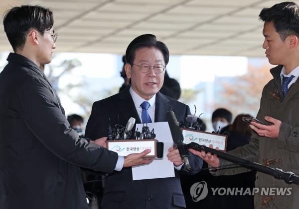 Lee Jae-myung, chair of the main opposition Democratic Party, speaks to reporters before entering the Seoul Central District Prosecutors Office in southern Seoul for questio<em></em>ning as part of a corruption investigation on Jan. 28, 2023. (Yonhap)