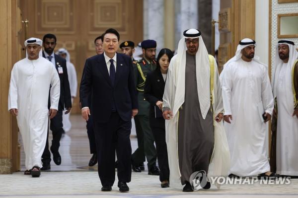 President Yoon Suk Yeol (L) walks with UAE President Mohamed bin Zayed Al Nahyan (R) to their summit venue at the Qasr Al Watan presidential palace in Abu Dhabi on Jan. 15, 2023. (Yonhap)