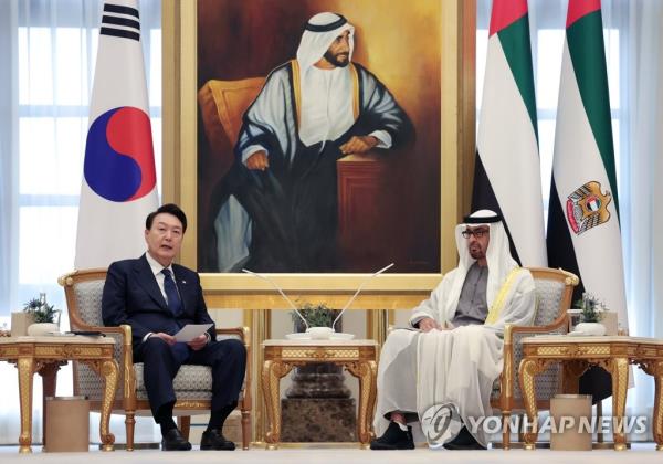 President Yoon Suk Yeol (L) holds a summit with UAE President Mohamed bin Zayed Al Nahyan at the Qasr Al Watan presidential palace in Abu Dhabi on Jan. 15, 2023. (Yonhap)