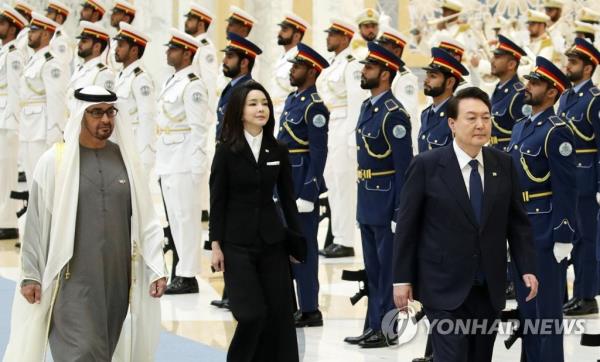 President Yoon Suk Yeol (R) inspects an ho<em></em>nor guard during an official welcome ceremony at the Qasr Al Watan presidential palace in Abu Dhabi on Jan. 15, 2023. (Yonhap)