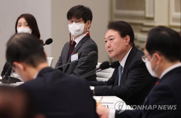 President Yoon Suk Yeol receives a policy briefing from the welfare ministry, labor ministry, gender equality ministry, food and drug safety ministry, and the disease co<em></em>ntrol and prevention agency at Cheong Wa Dae in Seoul on Jan. 9, 2023. (Yonhap)