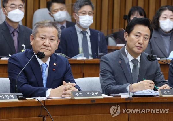 Interior Minister Lee Sang-min (L) and Seoul Mayor Oh Se-hoon at a parliamentary hearing on Itaewon tragedy held at the Natio<em></em>nal Assembly in western Seoul on Jan. 6, 2023. (Yonhap)