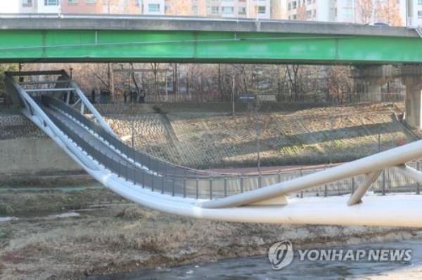 A pedestrian overpass over a stream in southwestern Seoul remains partially collapsed on Jan. 3, 2023. (Yonhap)