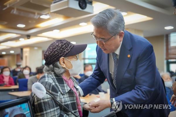 Foreign Minister Park Jin (R) talks with a relative of a victim of Japan's wartime forced labor in Seoul on Feb. 28, 2023, in this photo provided by the ministry. He met with the families to update them on the state of government co<em></em>nsultations with Tokyo to resolve the issue of compensating the victims. (PHOTO NOT FOR SALE) (Yonhap)