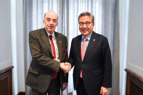 South Korean Foreign Minister Park Jin (R) shakes hands with his Colombian counterpart, Alvaro Leyva, ahead of a one-on-one meeting held in Munich on Feb. 19, 2023, in this photo provided by Seoul's foreign ministry. (PHOTO NOT FOR SALE) (Yonhap)