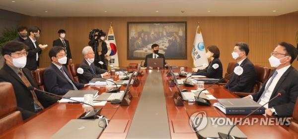 BOK Gov. Rhee Chang-yong (C) presides over a rate-setting mo<em></em>netary policy meeting held at the central bank's headquarters in Seoul on Jan. 13, 2023, in this pool photo. (PHOTO NOT FOR SALE) (Yonhap)