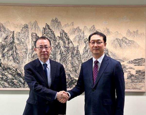 Kim Gunn (R), South Korea's special representative for Korean Peninsula peace and security affairs, poses for a photo with Takehiro Funakoshi, head of the Japanese Foreign Ministry's Asian and Oceanian Affairs Bureau, after holding talks in Seoul on Jan. 31, 2023, in this photo released by the South Korean foreign ministry. (PHOTO NOT FOR SALE) (Yonhap)