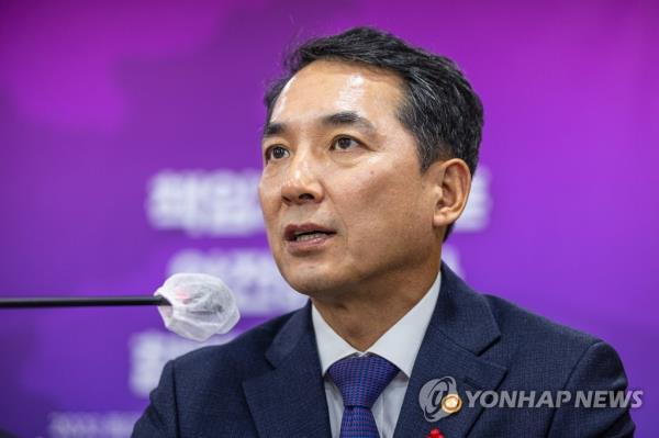 This photo, taken Jan. 27, 2023, shows Veterans Affairs Minister Park Min-shik speaking during a press co<em></em>nference at the government complex in central Seoul. (Yonhap)