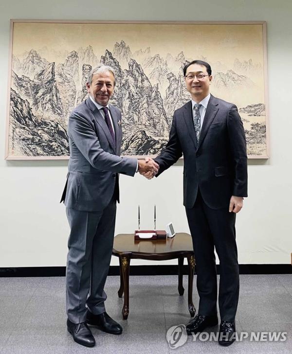 Kim Gunn (R), South Korea's special representative for Korean Peninsula peace and security affairs, poses for a photo with Massimo Aparo, deputy director general and head of the department of safeguards of the Internatio<em></em>nal Atomic Enegrgy Agency (IAEA), prior to their talks at the foreign ministry in Seoul on Jan. 26, 2023, in this photo released by the ministry. (PHOTO NOT FOR SALE) (Yonhap)