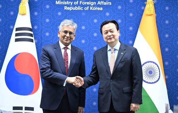 South Korean First Vice Foreign Minister Cho Hyun-dong (R) and his Indian counterpart, Saurabh Kumar, shake hands ahead of high-level co<em></em>nsultations at the Seoul foreign ministry on Jan. 16, 2023. (PHOTO NOT FOR SALE) (Yonhap)