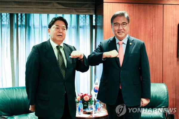 South Korean Foreign Minister Park Jin (R) and his Japanese counterpart, Yoshimasa Hayashi, bump elbows during their talks in New York, in this file photo taken Sept. 19, 2022. (Pool photo) (Yonhap)