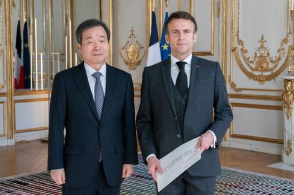 This photo provided by the Embassy of South Korea in Paris shows President Emmanuel Macron (R) and South Korean Ambassador to France Choi Jai-chul during their meeting on Jan. 13, 2023, at the Elysee Palace. (PHOTO NOT FOR SALE) (Yonhap)