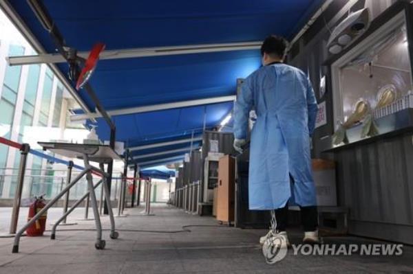 A COVID-19 testing center is empty in Yongsan, central Seoul, on Feb. 3, 2023. (Yonhap)