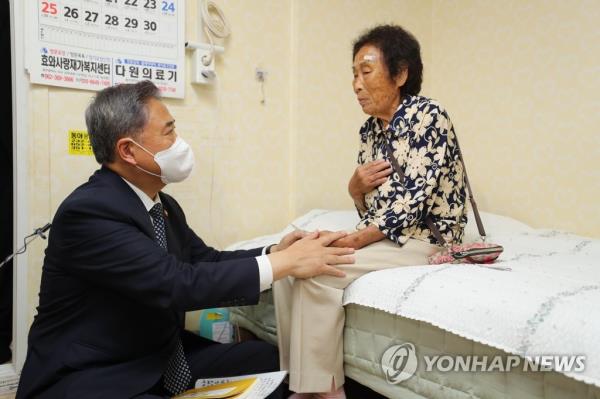 Foreign Minister Park Jin (L) listens to Yang Keum-deok, a victim of Japan's Mitsubishi Heavy Industries Ltd.'s wartime forced labor, during a visit to Yang's home in Gwangju, 268 kilometers south of Seoul, in this file photo taken Sept. 2, 2022. (Pool photo) (Yonhap)