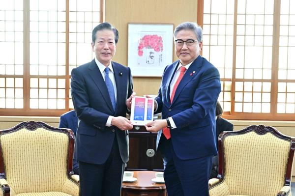 South Korean Foreign Minister Park Jin (R) and Natsuo Yamaguchi, head of Japan's Komeito Party, pose for photos ahead of a meeting at the Seoul foreign ministry on Dec. 30, 2022, in this photo provided by the ministry. (PHOTO NOT FOR SALE) (Yonhap)