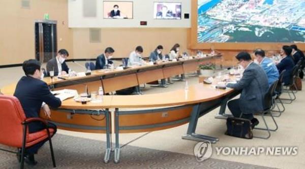 This file photo, provided by the industry ministry, shows government officials havin<em></em>g a meeting with officials from steelmaker POSCO on the European Unio<em></em>n's Carbon Border Adjustment Mechanism on Aug. 26, 2021. (PHOTO NOT FOR SALE) (Yonhap)