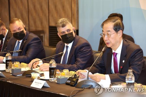 South Korean Prime Minister Han Duck-soo (R) speaks during a South Korea-Romania business roundtable at a Seoul hotel on Dec. 23, 2022. (Yonhap)