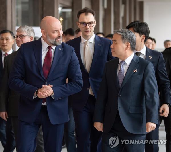 Defense Minister Lee Jong-sup (R) speaks with Sebastian Chwalek (L), president of the Polska Grupa Zbrojeniowa's management board, as they meet at the company's office in Warsaw on Feb. 22, 2023, in this photo released by Lee's office the next day. (PHOTO NOT FOR SALE) (Yonhap)