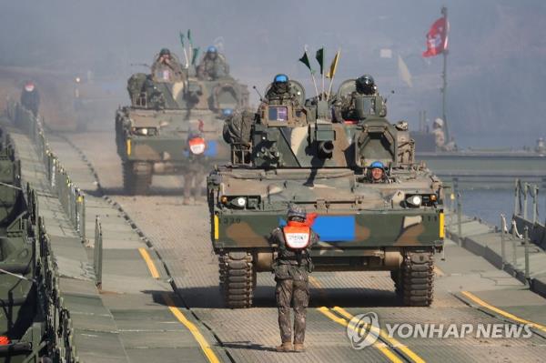 This photo, taken on Oct. 19, 2022, shows armored vehicles engaging in a South Korea-U.S. river-crossing exercise in Yeoju, 105 kilometers south of Seoul. (Yonhap)