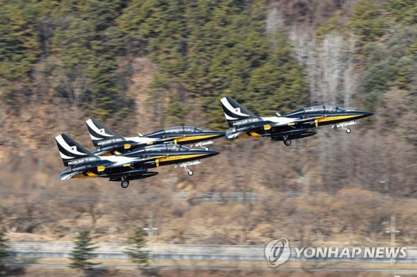 T-50B superso<em></em>nic jets of the South Korean Air Force's Black Eagles aerobatic team take off from an air ba<em></em>se in Wonju, 130 kilometers east of Seoul, on Feb. 15, 2023, to join an internatio<em></em>nal air show in Australia, in this photo provided by the armed service. (PHOTO NOT FOR SALE) (Yonhap)