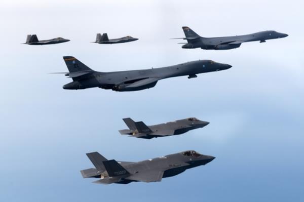 韩国国防部:韩美举行联合空中演习，包括B-1B轰炸机，F-22, F-35隐形战斗机