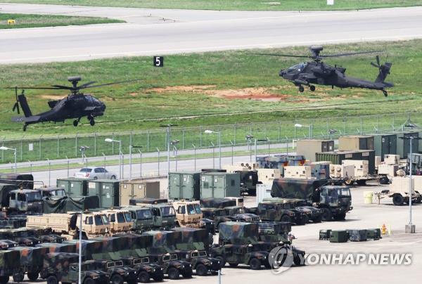 This unrelated file photo, taken Aug. 22, 2022, shows military choppers operating over Camp Humphreys, a sprawling U.S. military ba<em></em>se in Pyeongtaek, 65 kilometers south of Seoul. (Yonhap)