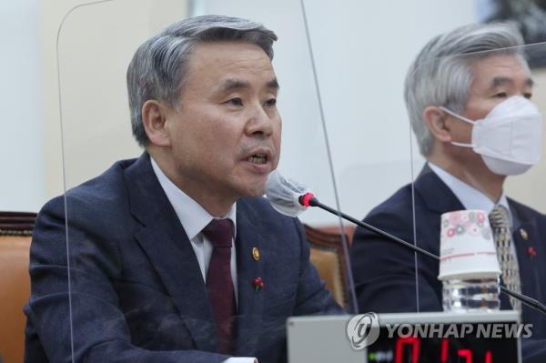 This photo, taken on Dec. 28, 2022, shows Defense Minister Lee Jong-sup speaking during a parliamentary session at the Natio<em></em>nal Assembly in Seoul. (Yonhap)