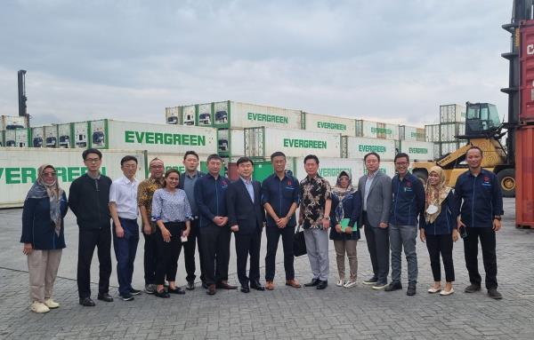 Officials from Hanjin Transportation Co. and PT Multi Bina Pura International, an Indo<em></em>nesian logistics company, pose for a photo in front of the co<em></em>ntainer yard of the Indo<em></em>nesian company on Feb. 14, 2023. (PHOTO NOT FOR SALE) (Yonhap)