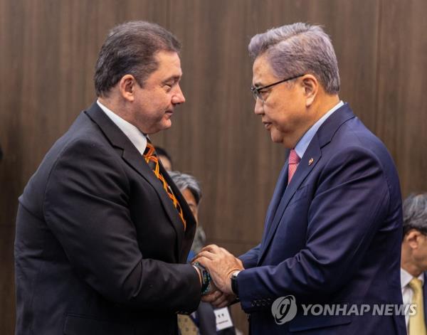 South Korean Foreign Minister Park Jin (R) shakes hands with Turkish Ambassador to South Korea Murat Tamer at the foreign ministry in Seoul on Feb. 23, 2023, during a meeting with members of South Korea's Disaster Relief Team to Turkey. Park expressed his appreciation to the team, which recently returned from Turkey after aiding post-quake efforts. (Yonhap)