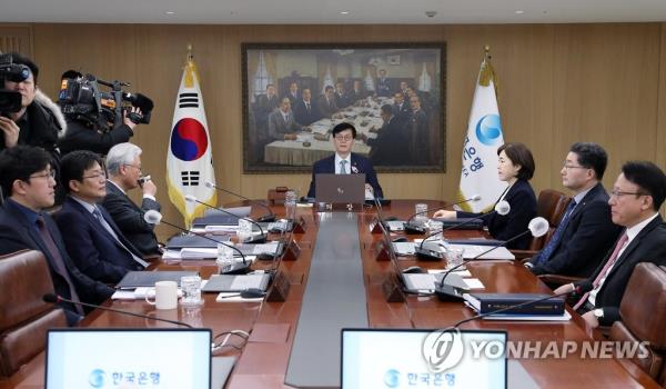 Bank of Korea (BOK) Gov. Rhee Chang-yong (C) presides over a Mo<em></em>netary Policy Committee meeting at the central bank in Seoul on Feb. 23, 2023. (Pool photo) (Yonhap)