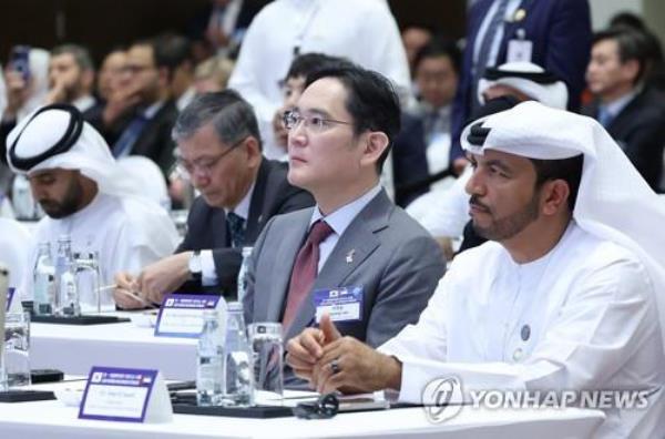 Samsung Electro<em></em>nics Co. Chairman Lee Jae-yong (2nd from R) takes part in a business forum between South Korea and the United Arab Emirates at an Abu Dhabi hotel, in this file photo taken Jan. 16, 2023. (Yonhap)