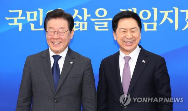 Ruling People Power Party leader Kim Gi-hyeon (R) and main opposition Democratic Party leader Lee Jae-myung pose during their meeting at the Natio<em></em>nal Assembly on March 15, 2023. (Yonhap)