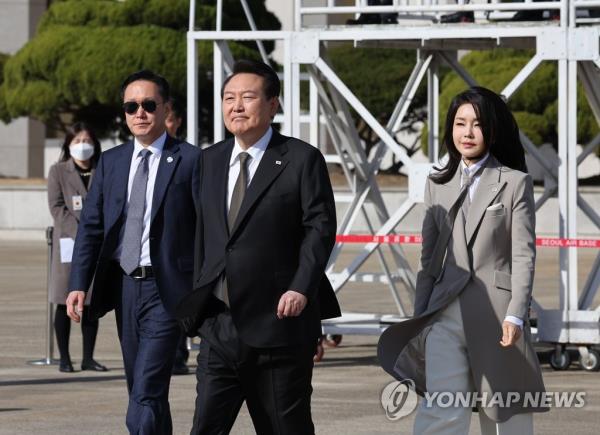 President Yoon Suk Yeol (C) and first lady Kim Keon Hee (R) arrive at Seoul Airport in Seongnam, south of Seoul, to leave for Japan for a summit with Japanese Prime Minister Fumio Kishida on March 16, 2023. (Yonhap)