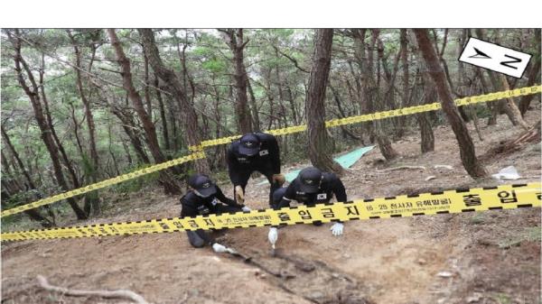 Members of the defense ministry's excavation team recover the remains of Pfc. Tae Jae-myeong in Gyeongju, 371 kilometers southeast of Seoul, in September 2020, in this photo provided by the ministry on March 16, 2023. (PHOTO NOT FOR SALE) (Yonhap)