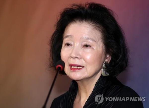 Korean actress Yun Jung-hee speaks during a special exhibition on her works at the Korea Flim Archive in Seoul, in this file photo taken Sept. 22, 2016. (Yonhap)