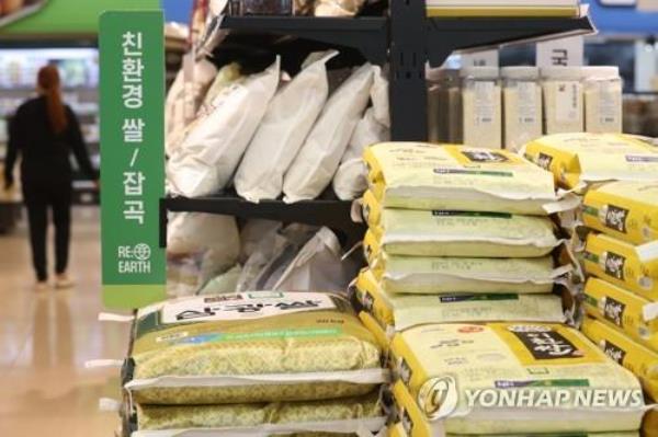 Bags of rice are displayed at a supermarket in Seoul in this file photo taken on Oct. 3, 2022. (Yonhap)