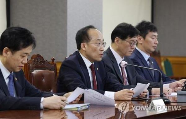 Finance Minister Choo Kyung-ho (2nd from L), who doubles as the deputy prime minister for eco<em></em>nomic affairs, speaks during an emergency meeting on macroeco<em></em>nomic situations at the government complex in Seoul on March 23, 2023. (Yonhap)