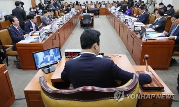 This file photo shows lawmakers attending a plenary meeting of the parliamentary strategy and finance committee at the Natio<em></em>nal Assembly on March 22, 2023, wher<em></em>e it passed the Act on Restriction of Special Taxation, nicknamed the K-Chips Act, meant to support the semico<em></em>nductor industry by giving bigger tax incentives to chipmakers. (Yonhap)