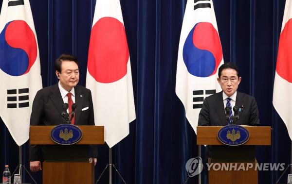 Japanese Prime Minister Fumio Kishida (R) speaks during a joint news co<em></em>nference with President Yoon Suk Yeol after their summit in Tokyo on March 16, 2023, in this file photo. (Yonhap)