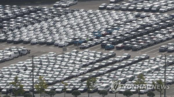 A Sept. 16, 2022, file photo of fully built vehicles stored at a dockyard near Hyundai Motor Co.'s factory in Ulsan, a<em></em>bout 300 kilometers southeast of Seoul (Yonhap)