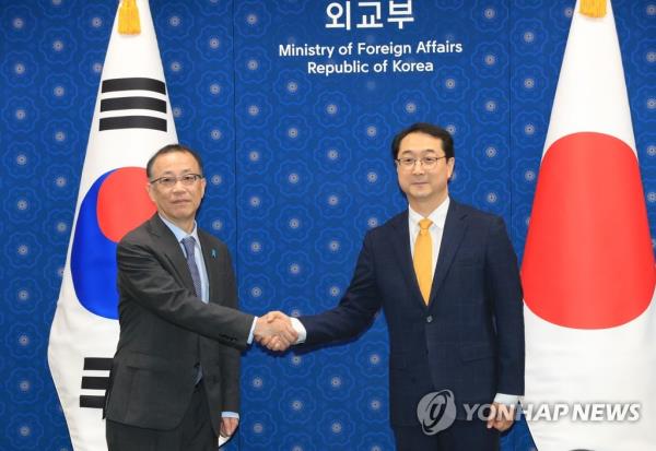 South Korea's chief nuclear negotiator, Kim Gunn (R), and his Japanese counterpart, Takehiro Funakoshi, pose for a photo prior to their talks on North Korea's nuclear weapons at the foreign ministry in Seoul on April 6, 2023. (Yonhap)