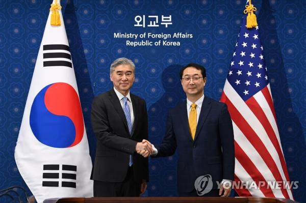 South Korea's chief nuclear negotiator, Kim Gunn (R), and his U.S. counterpart, Sung Kim, pose for a photo prior to their talks on North Korea's nuclear weapons at the foreign ministry in Seoul on April 6, 2023. (Yonhap)