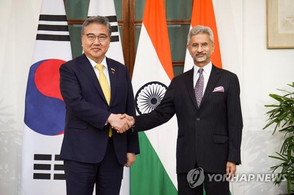 Foreign Minister Park Jin (L) shakes hands with his Indian counterpart, Subrahmanyam Jaishankar, in New Delhi on April 7, 2023, in this photo provided by Seoul's foreign ministry. (PHOTO NOT FOR SALE) (Yonhap)