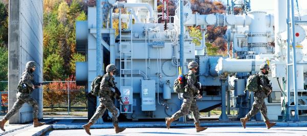 This file photo, provided by the Taebaek municipal government, on Oct. 26, 2022, shows troops taking part in the Hwarang exercise at a power substation in Taebaek, 181 kilometers east of Seoul. (PHOTO NOT FOR SALE) (Yonhap)