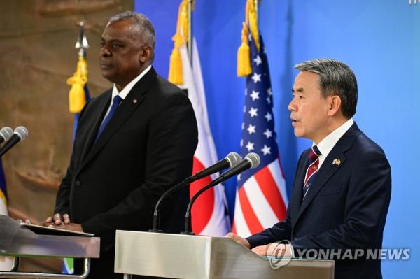 This file photo, taken Jan. 31, 2023, shows South Korean Defense Minister Lee Jong-sup (R) speaking at a press co<em></em>nference with his U.S. counterpart, Lloyd Austin, after their talks at Lee's office in central Seoul. (Pool photo) (Yonhap)