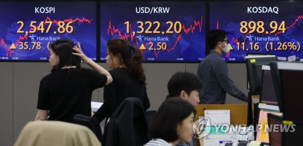 Mo<em></em>nitors show the Korea Composite Stock Price Index, the won-dollar exchange rate and the tech-heavy KOSDAQ at a Hana Bank branch in central Seoul on April 11, 2023. (Yonhap)